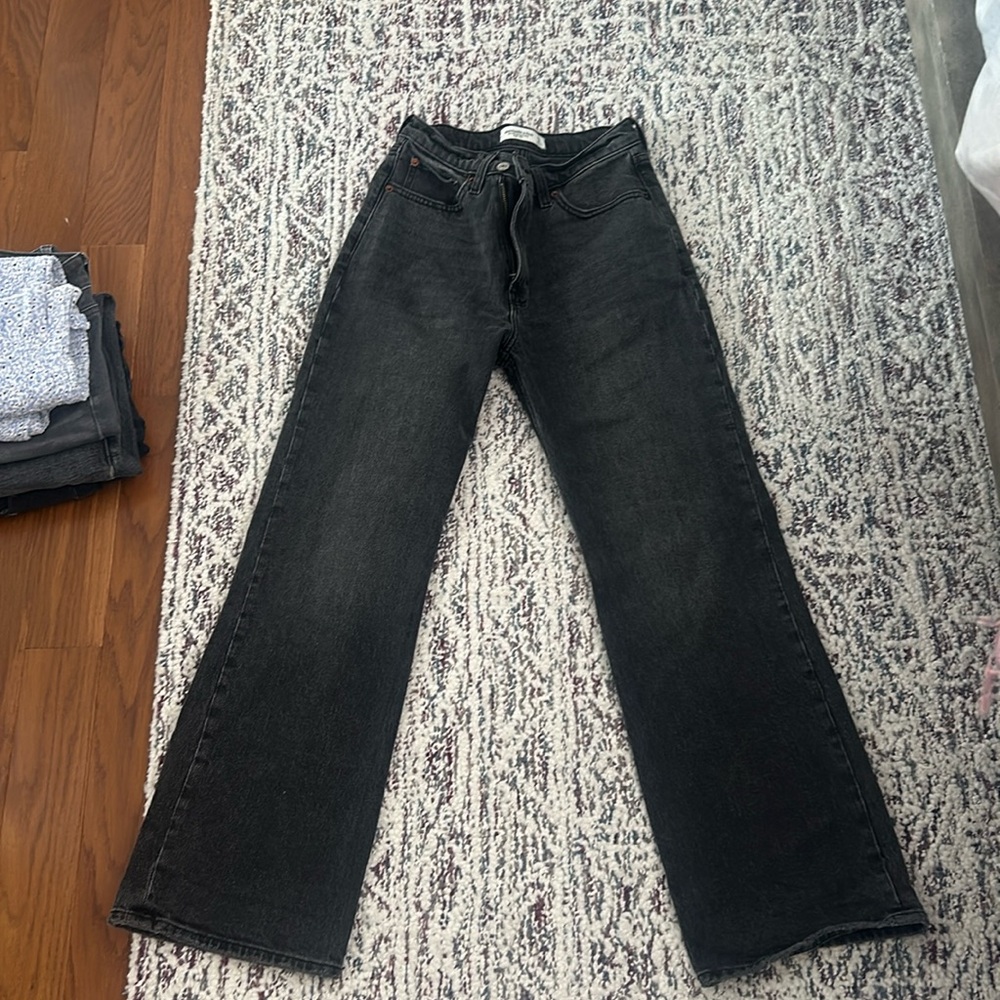 Abercrombie and Fitch “The 90s Relaxed Jean- High Rise” size 0 short!